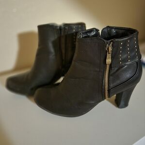 Black and gold zipper up heel